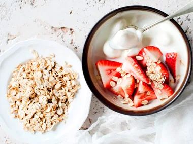 Oats with strawberries and yoghurt