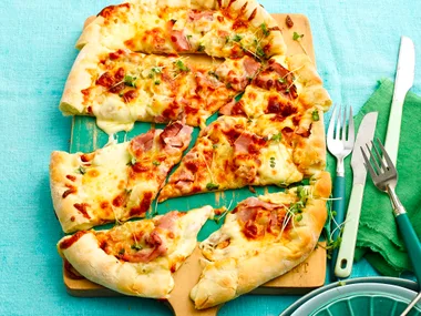 Cheese stuffed Hawaiian pizza