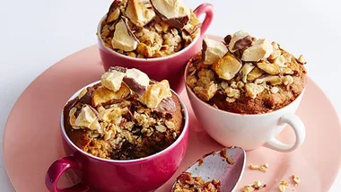 Sticky date crumble puddings