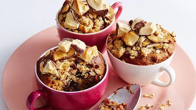 Sticky date crumble puddings