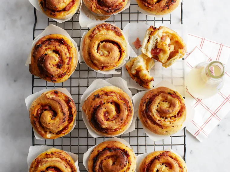 Ham, cheese and zucchini pizza scrolls