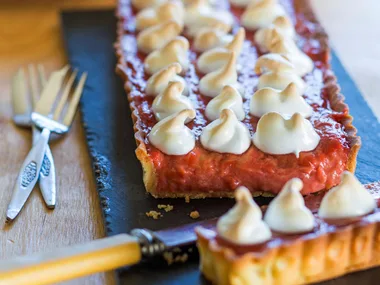 Rhubarb meringue tart
