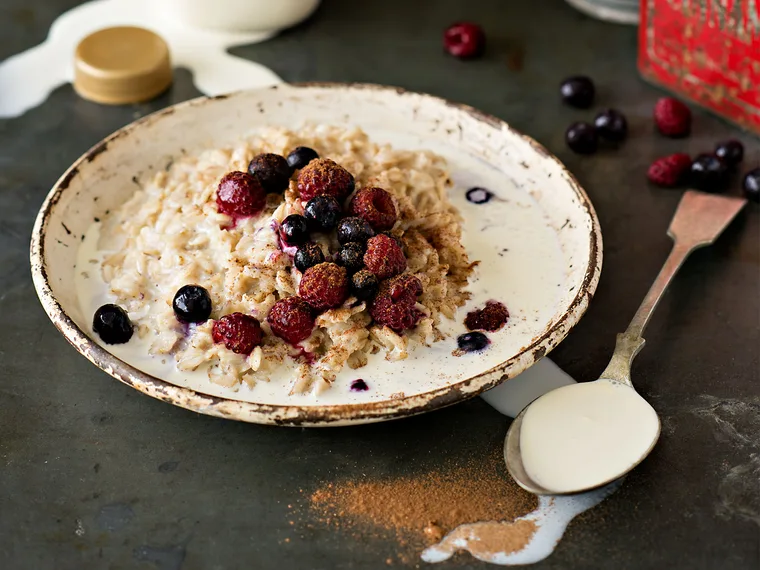 Wholegrain oats with berries