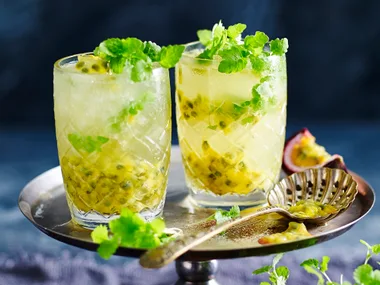 Passionfruit and pineapple spritzer