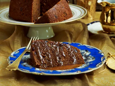 Sticky fruit pudding with caramel sauce