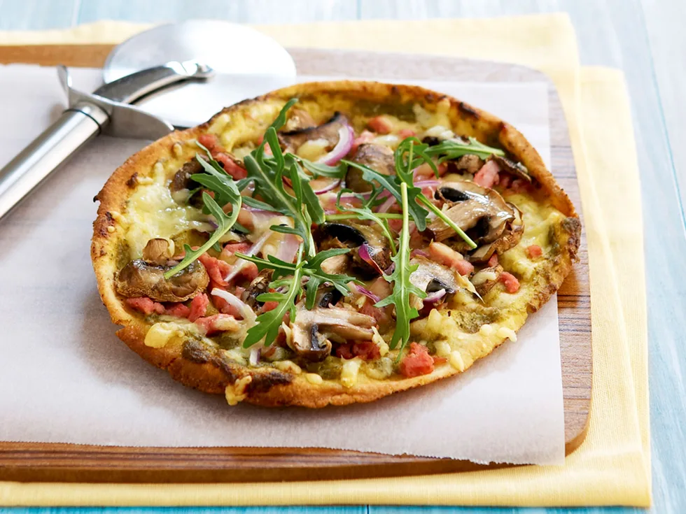 Pesto, bacon and mushroom pizza