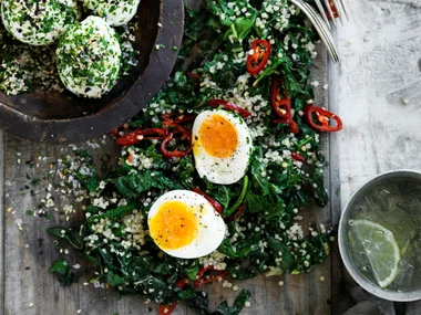 Green quinoa with sesame eggs