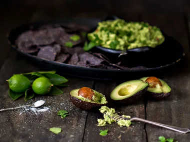 Smashed avocado with blue corn & sesame tortilla chips