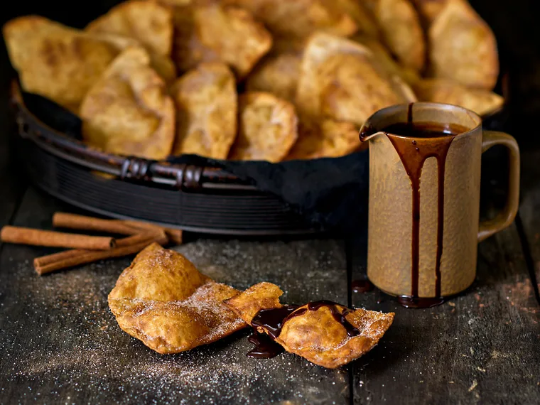 Fast bu&ntilde;uelos with hot chocolate sauce