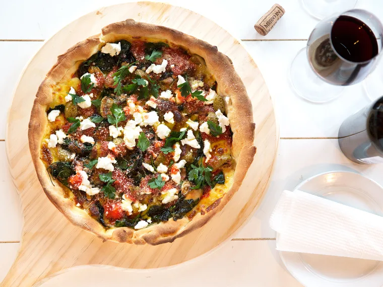 Pan pizza with spinach, radicchio, green olives and goats cheese