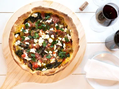 Pan pizza with spinach, radicchio, green olives and goats cheese