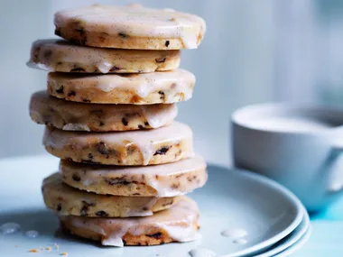 Currant and lemon shortbread with vanilla glaze