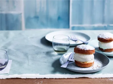 Vanilla puffs with milk ice cream
