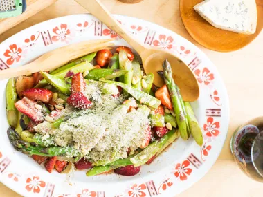 Asparagus and blue cheese salad