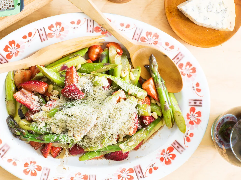 Asparagus and blue cheese salad