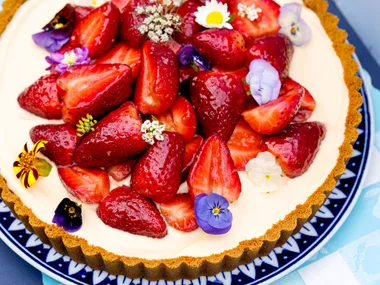 Strawberry tart with gingersnap crust