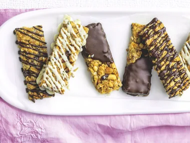 Iced lemon walnut bars