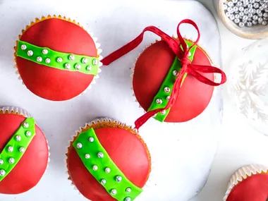 Christmas baubles cupcakes