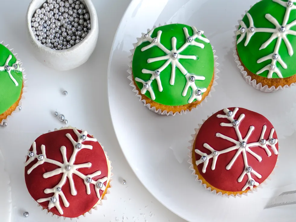Christmas snowflake cupcakes
