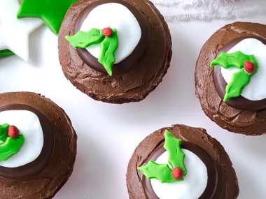 Christmas pudding cupcakes