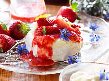 Single serve festive pavlovas