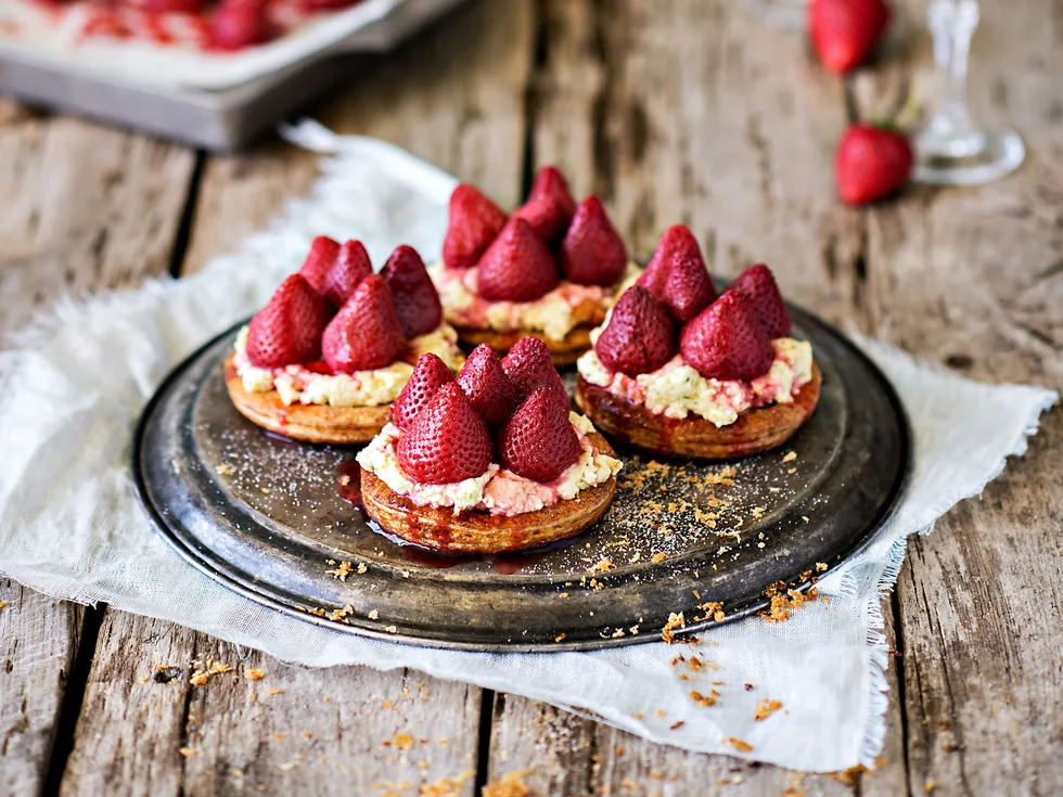 Roasted strawberry tarts with cannoli cream