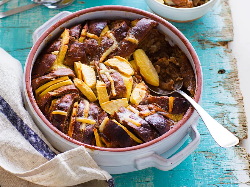 Easter bun and apple bake