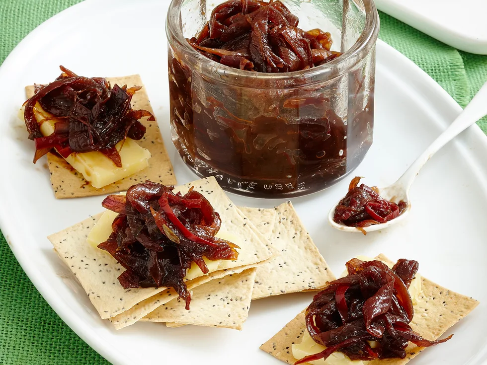 Red wine onion chutney