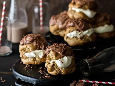 Milk chocolate éclair bombs