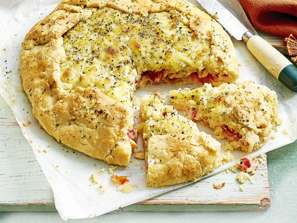 Freeform tomato and cheese pie