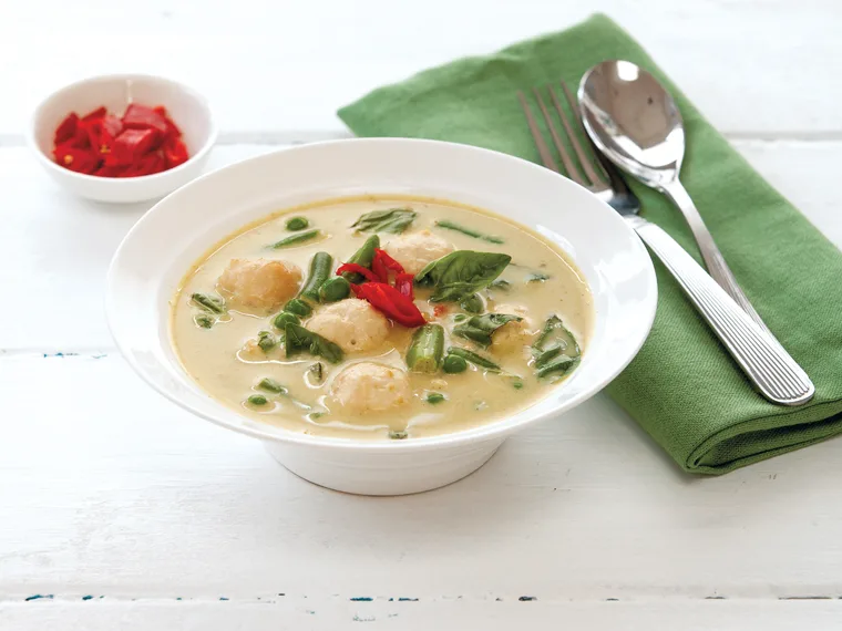 Green curry with chicken meatballs