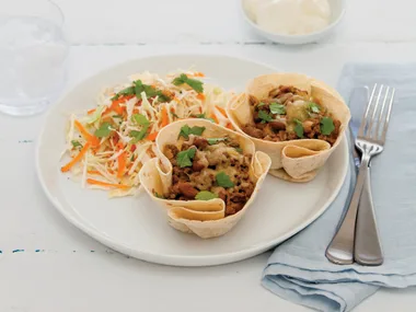 Tortilla cups with spicy beef