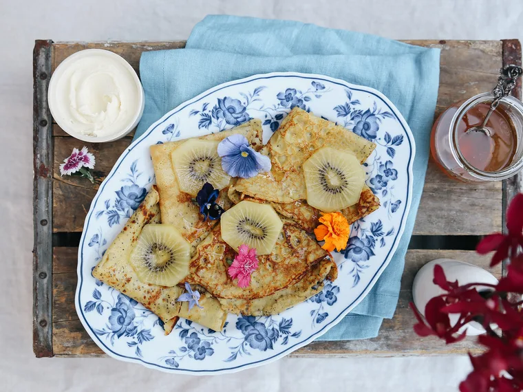 Lemon and poppy seed cr&ecirc;pes with mascarpone and kiwifruit