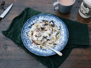 Vanilla brown rice porridge with grated dark chocolate and banana