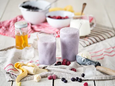 Banana berry breakfast smoothie