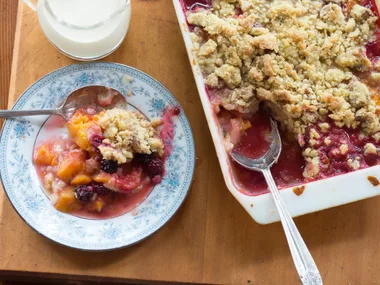 Peach and berry crumble