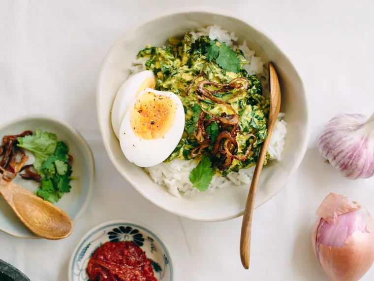 Kale curry with crispy shallots and egg