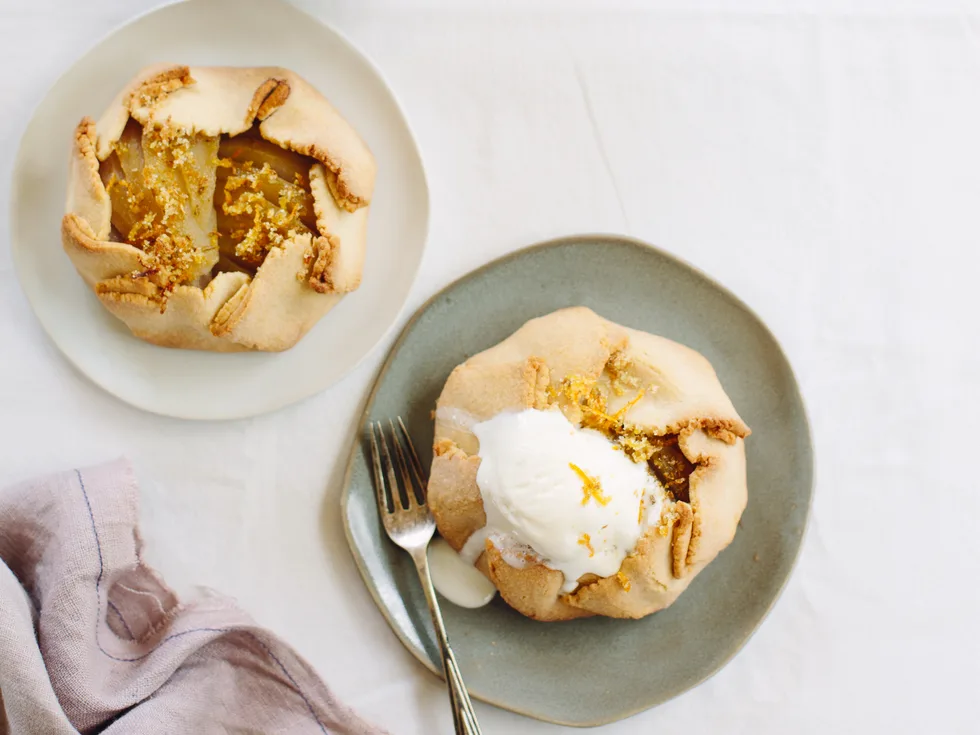 Little pear, fennel and orange crostatas