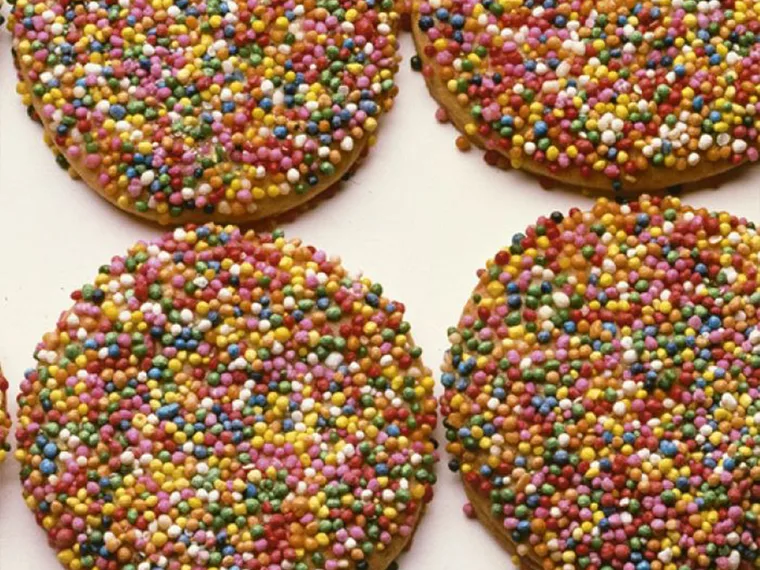 Women&rsquo;s Weekly Vintage Edition: Hundreds & thousands biscuits