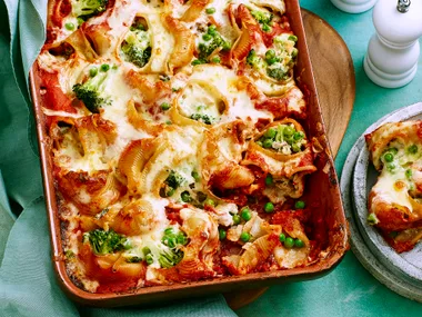 Broccoli, pea and tuna shells