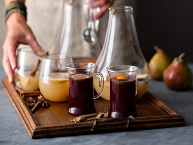 Aromatic white and red mulled wine