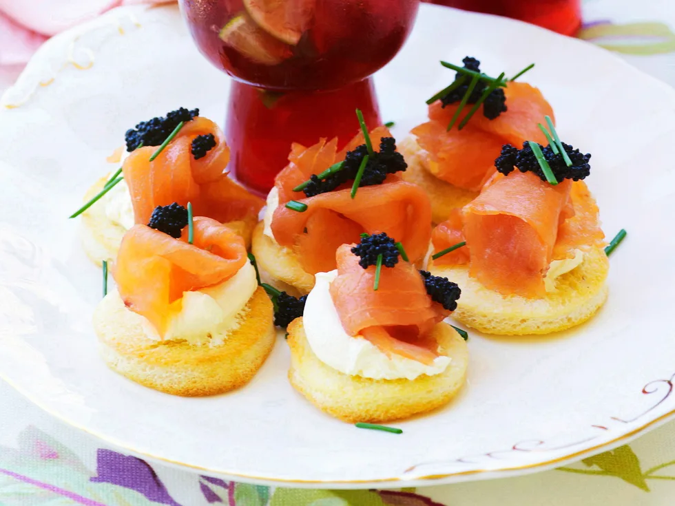 Smoked salmon and caviar blinis