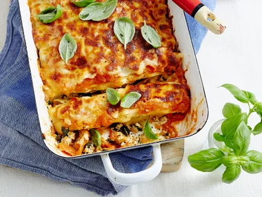 Spinach, chicken and tomato cannelloni