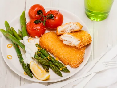 Fish with fresh asparagus and roasted tomatoes