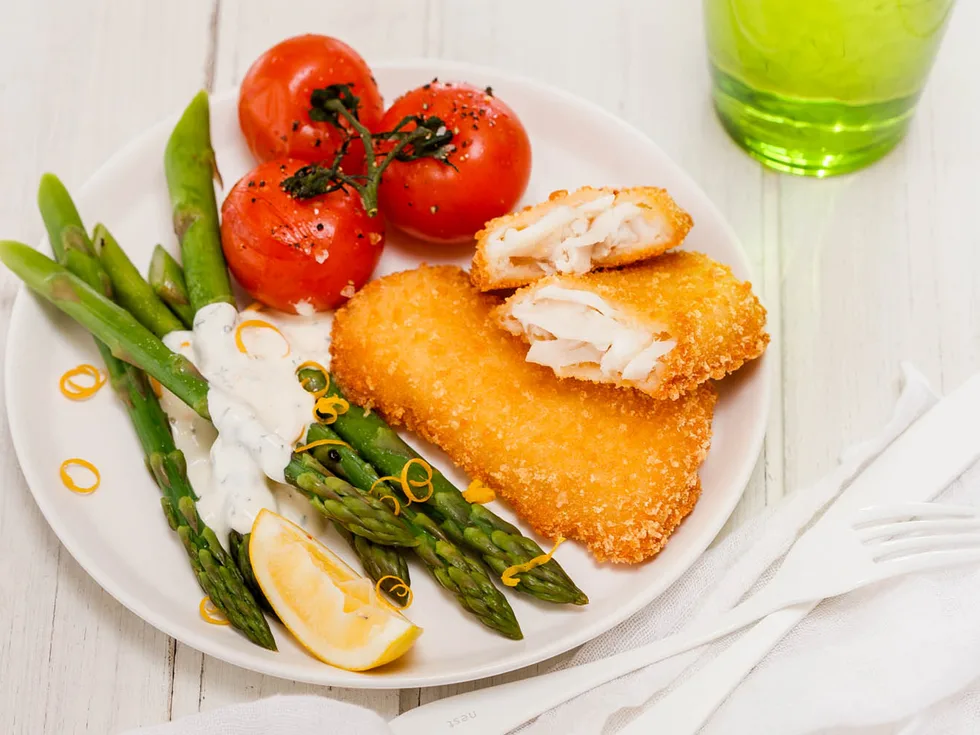 Fish with fresh asparagus and roasted tomatoes