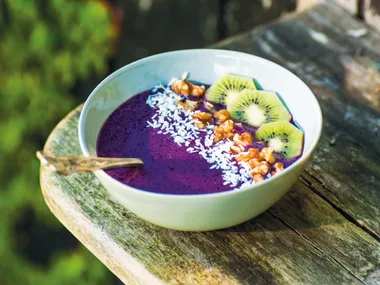 Purple power smoothie bowl