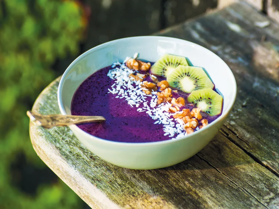 Purple power smoothie bowl