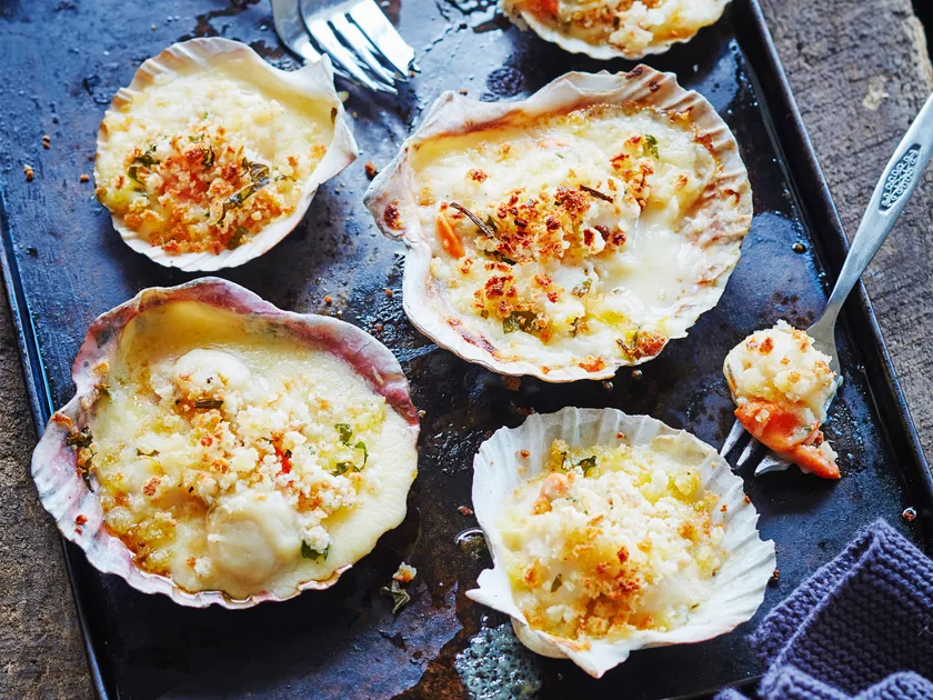 Creamy scallop gratin