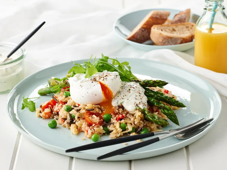Quinoa with brown rice, poached egg and asparagus