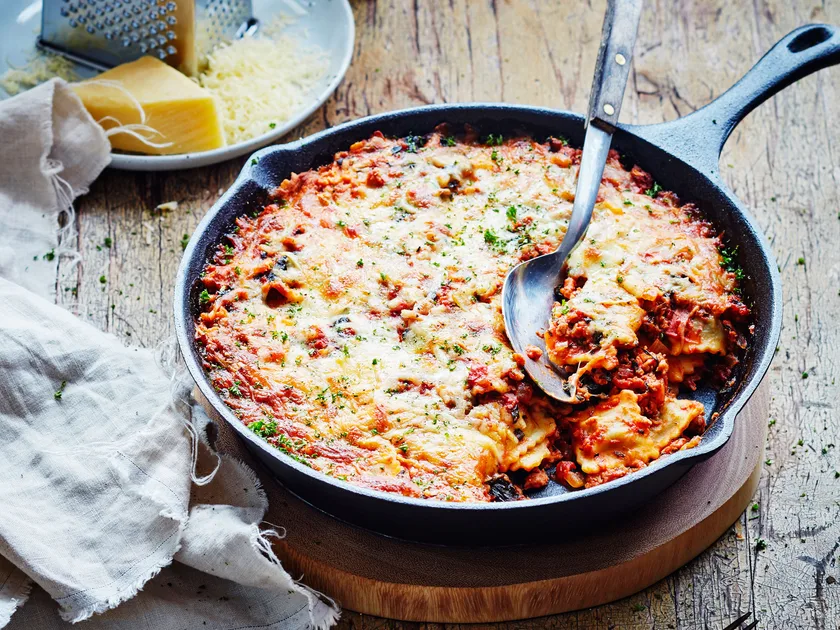 Cheesy sausage, spinach and ravioli bake